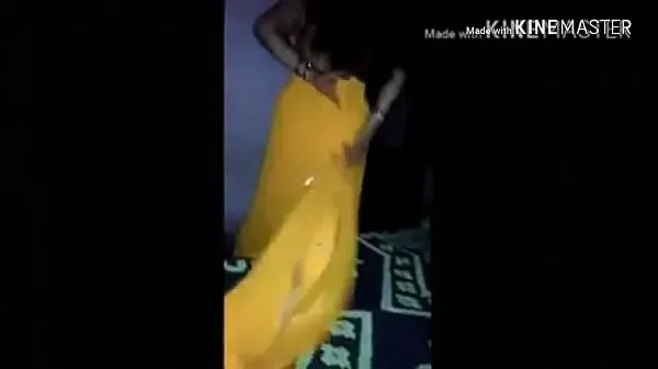 큰 Indian hot horny Housewife bhabhi in yallow saree petticoat give blowjob to her bra sellers 인기 클립