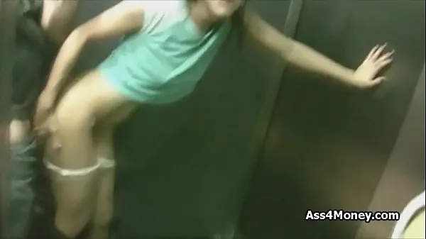 Veliki Sexy waitress bends over in the lift for client najboljši posnetki