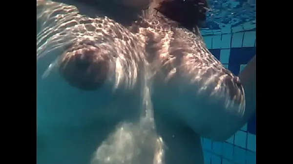 Grandes jogando pelado em uma piscina nas nossas férias principais clipes