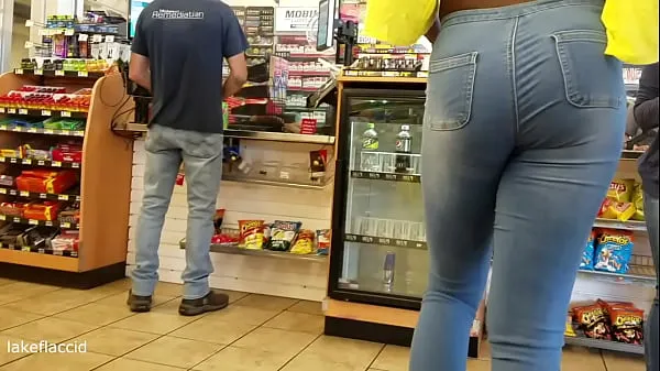 Grote Tall Ebony Shemale In Gas Station topclips