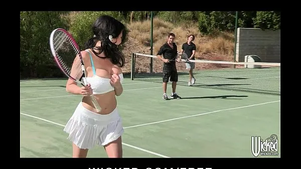 Stora Busty cougar is picked up at the tennis club and double teamed toppklipp