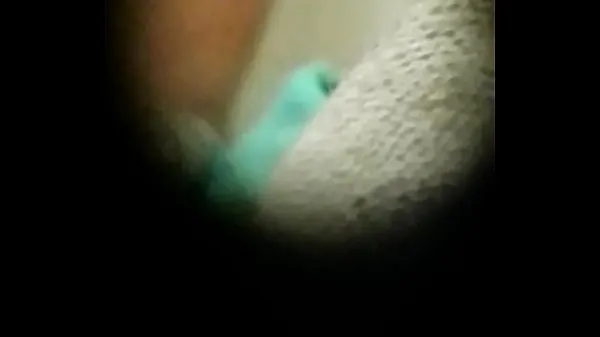 Veliki spied on my girlfriend through a peep hole when she finished her shower najboljši posnetki