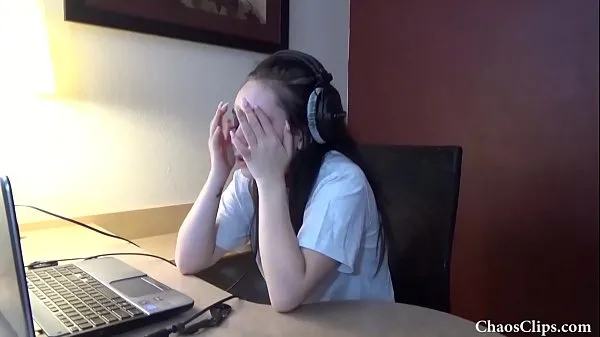 18 year old Lenna Lux masturbating in headphones Klip teratas besar