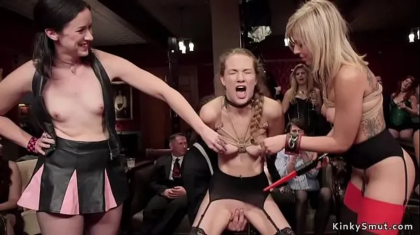 Veliki Blonde slut anal tormented at orgy party najboljši posnetki