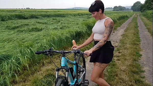 Grote Premiere! Bicycle fucked in public horny topclips