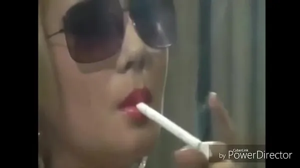 These chicks love holding cigs in thier mouths Clip hàng đầu lớn