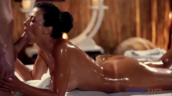 Veliki Massage Rooms Sexy brunettes hot tight slick tanned body fucked najboljši posnetki