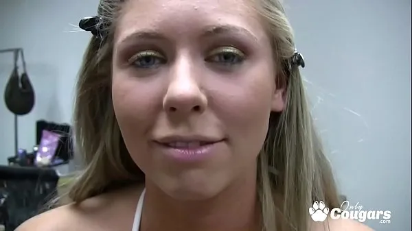 Veliki Brynn Tyler Puts A Random Cock Inside Her Twat najboljši posnetki