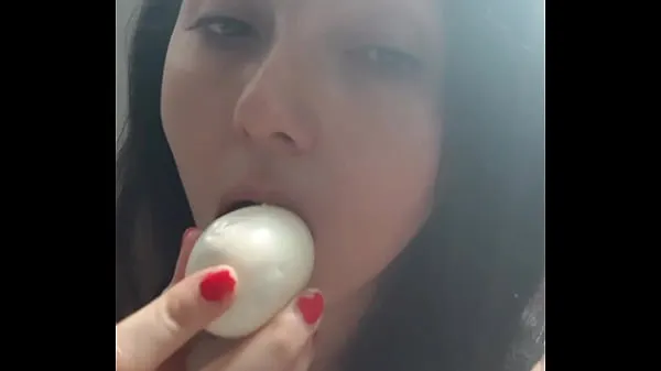 Grote Mimi putting a boiled egg in her pussy until she comes topclips