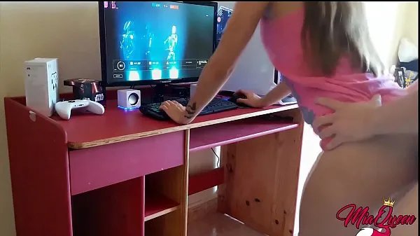 Amateur Gamer Girl fucked while plays Star Wars BF2 - Amateur Sex Klip teratas Besar