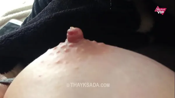 Stora Sucking Thay Ksada's delicious breasts toppklipp