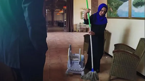 ARABS EXPOSED - Poor Janitor Gets Extra Money From Boss In Exchange For Sex Clip hàng đầu lớn