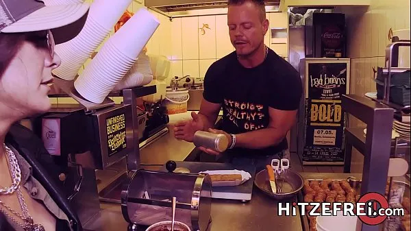 Stora HITZEFREI Lullu Gun gets herself a real German sausage toppklipp