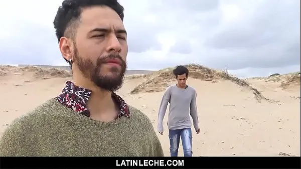 Große Der süße Latino-Junge vergnügt sich mit dem dicken Schwanz eines Hengstes am StrandTop-Clips