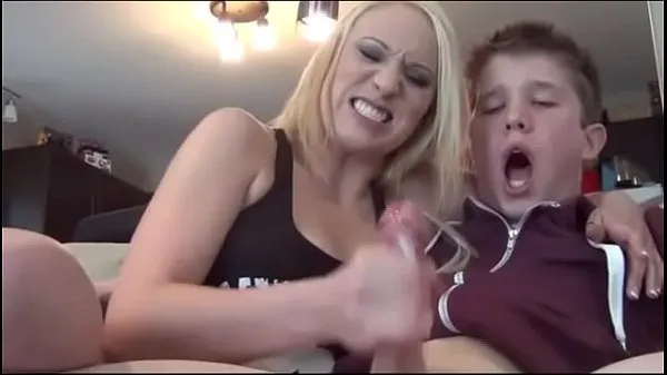 Lucky being jacked off by hot blondes Klip teratas Besar