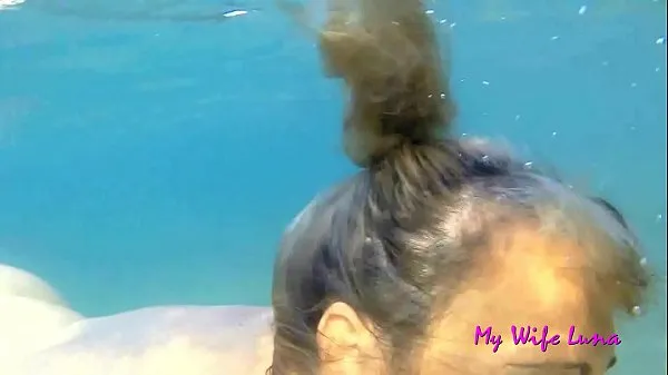 This Italian MILF wants cock at the beach in front of everyone and she sucks and gets fucked while underwater Klip teratas Besar