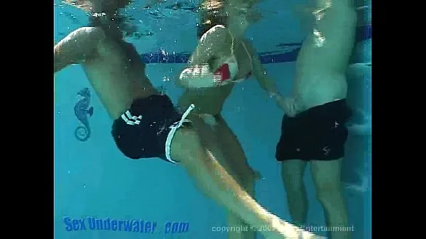 بڑے Sandy Knight Underwater Threesome ٹاپ کلپس