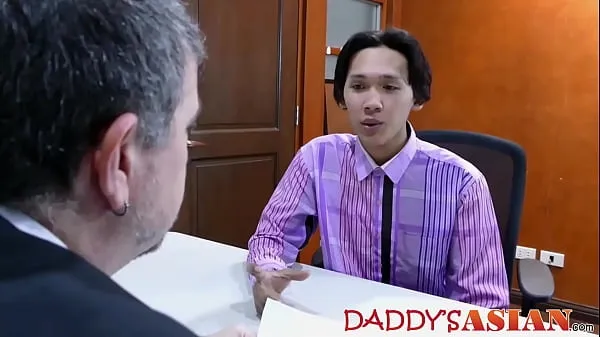 Jeune suceuse asiatique pénétré dans le bureau de Daddys