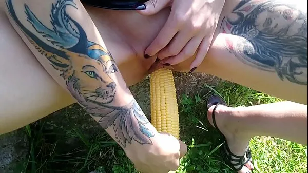 Grandes La desvergonzada Lucy Ravenblood da placer a su coño con maíz al aire libre bajo el sol clips principales