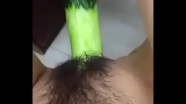 Suuret Teen Girl Gets a Cucumber in Her Pussy huippuleikkeet