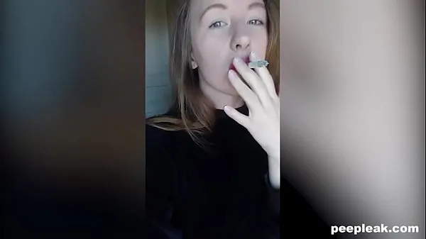 Store Taking a Masturbation Selfie While Having a Smoke topklip