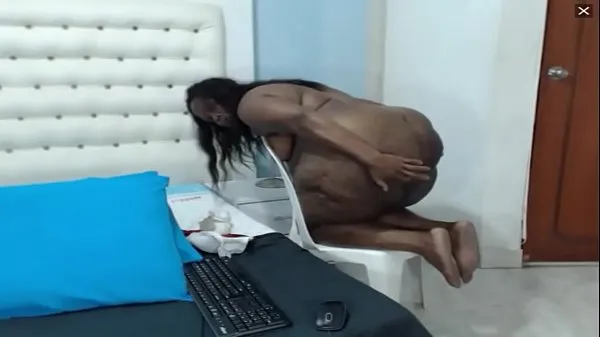 Büyük Slutty Colombian webcam hoe munches on her own panties during pee show en iyi Klipler