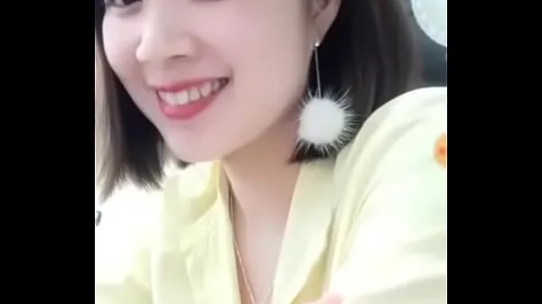 Beautiful staff member DANG QUANG WATCH deliberately exposed her breasts Klip teratas besar
