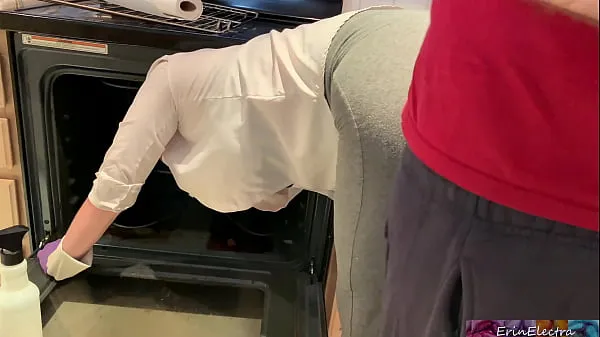 Stepmom is horny and stuck in the oven - Erin Electra Clip hàng đầu lớn