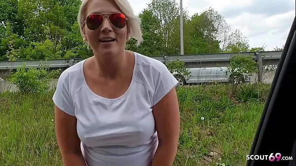 Store German Big tits MILF Hitchhiker give Blowjob by Drive in Car for Thanks beste klipp