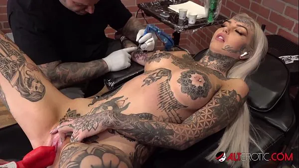 Stora Amber Luke masturbates while getting tattooed toppklipp