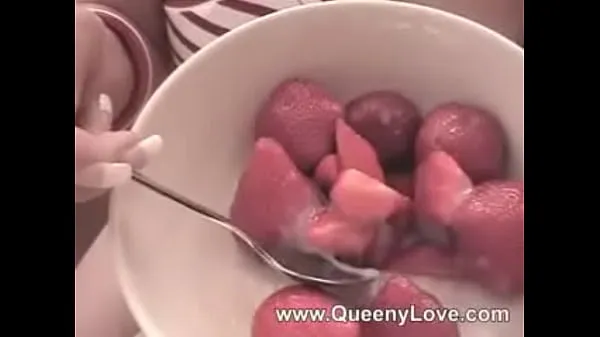 Μεγάλα Queeny- Strawberry κορυφαία κλιπ