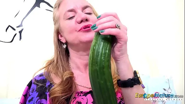 Nagy EuropeMaturE One Mature Her Cucumber and Her Toy legjobb klipek
