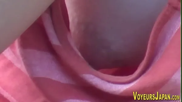 مقاطع Asian babes side boob pee on by voyeur العلوية الكبيرة