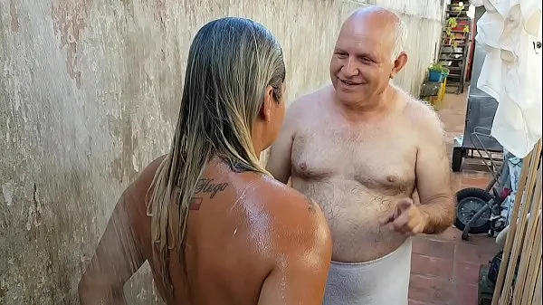 Veliki Grandpa bathing the young girl he met on the beach !!! Paty Butt - Old Grandpa - El Toro De Oro najboljši posnetki