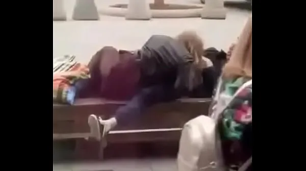 Store Stupid blonde gives blowjob in public topklip