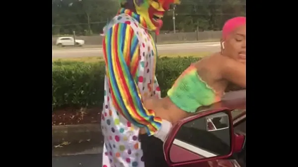 Gibby The Clown fucks Jasamine Banks outside in broad daylight Clip hàng đầu lớn