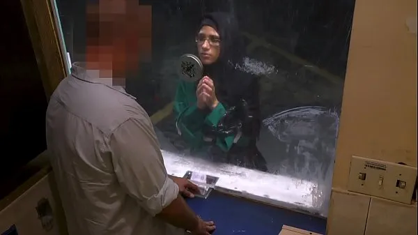 ARABS EXPOSED - Beautiful Muslim Refugee Needed A Helping Hand, Got Cock Instead Klip teratas Besar