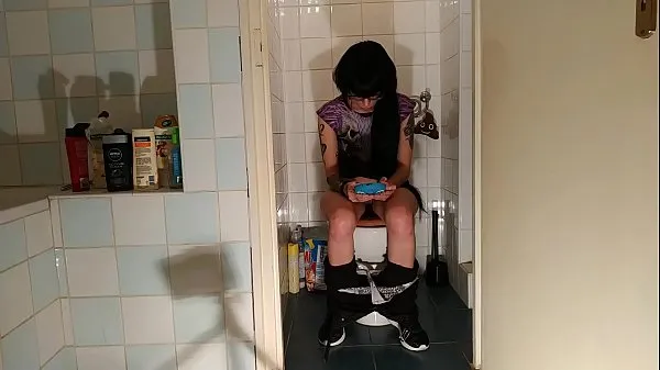بڑے Sexy goth teen pee & s. while play with her phone pt2 HD ٹاپ کلپس