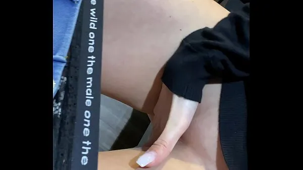 Secretly pussy fingered to orgasm in shopping center dressing room Klip teratas besar