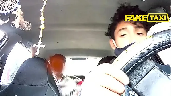 Store horny young men in the taxi topklip