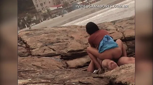 大Busted video shows man fucking mulatto girl on urbanized beach of Brazil顶级剪辑