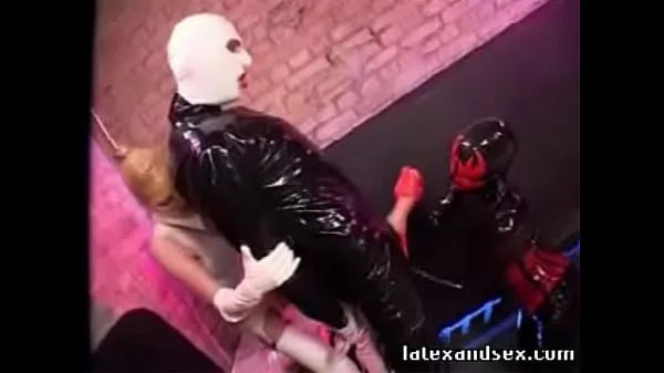 Gros Latex Angel and latex demon group fetish meilleurs clips