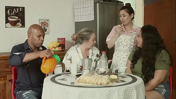 THE BIG WHOLE FAMILY - THE HUSBAND IS A CUCK, THE step MOTHER TALARICATES THE DAUGHTER, AND THE MAID FUCKS EVERYONE | EMME WHITE, ALESSANDRA MAIA, AGATHA LUDOVINO, CAPOEIRA Klip teratas besar