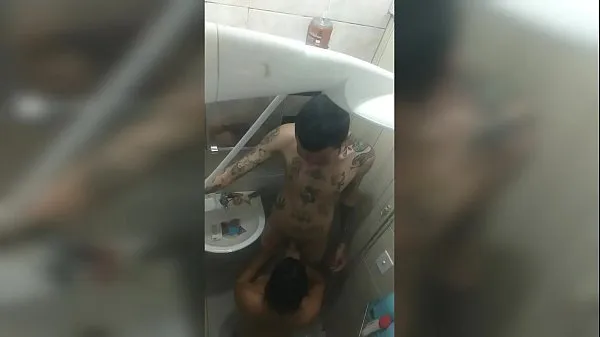 I filmed the new girl in the bath, with her mouth on the tattooed's cock... She Baez and Dluquinhaa Klip teratas besar