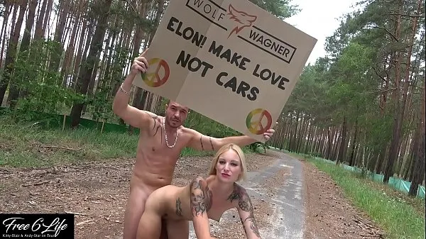 큰 Nude protest in front of Tesla Gigafactory Berlin Pornshooting against Elon Musk 인기 클립