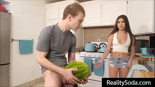 Veliki step Brother fucks stepsister instead of watermelon najboljši posnetki