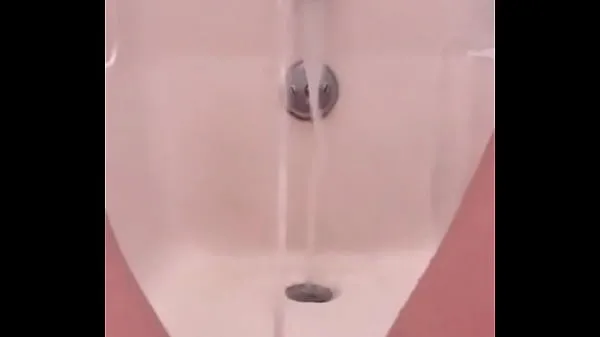 Μεγάλα 18 yo pissing fountain in the bath κορυφαία κλιπ