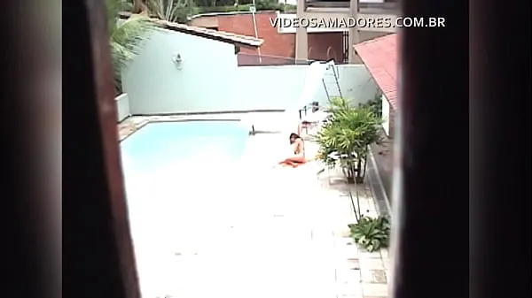 Young boy caught neighboring young girl sunbathing naked in the pool Klip teratas Besar