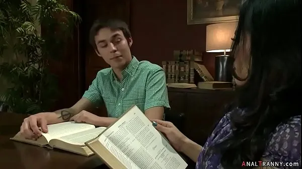 Suuret Shemale anal fucks young guy in library huippuleikkeet