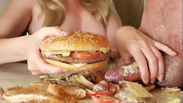 大fuck burger. the girl jerks off the guy's dick with a burger. Sperm pouring onto the steak. really favorite burger顶级剪辑